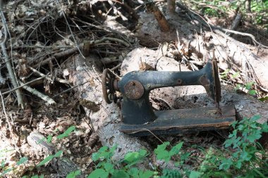 Eski paslı dikiş makinesi