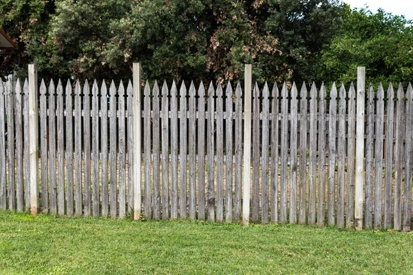 草地上的木制栅栏 — 图库照片