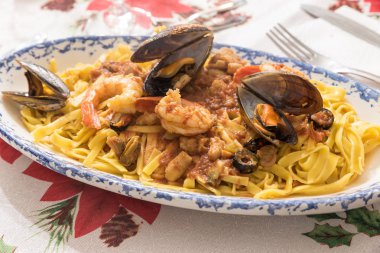 Domatesile Spagetti deniz ürünleri