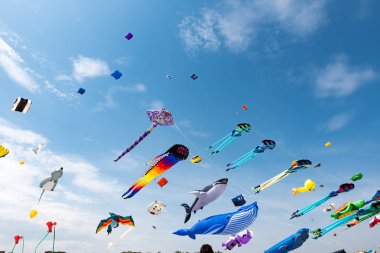 Mavi gökyüzü ve beyaz bulutlu uçurtmalar