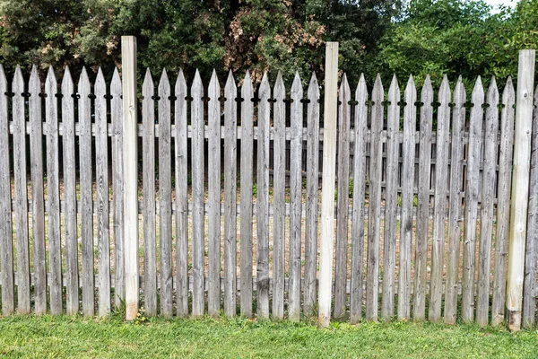 Trä staket på ängen — Stockfoto