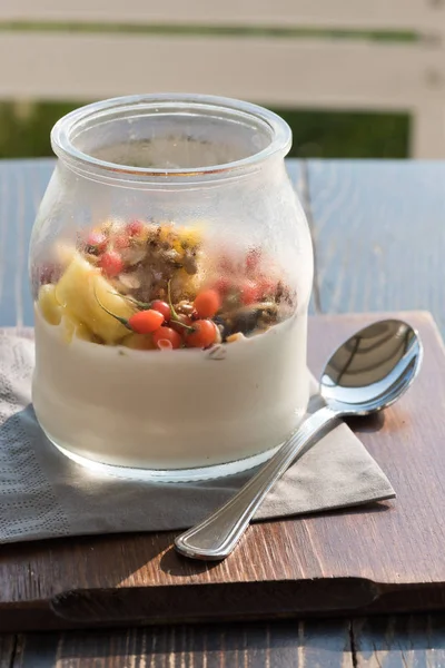 Yoghurt met bessen close-up — Stockfoto