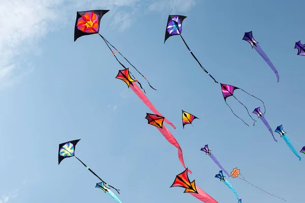 Pipas com céu azul e nuvens brancas Imagens De Bancos De Imagens