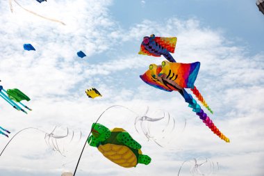 Mavi gökyüzü ve beyaz bulutlu uçurtmalar