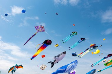 Mavi gökyüzü ve beyaz bulutlu uçurtmalar