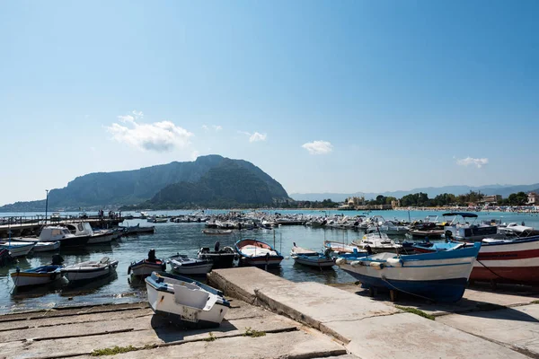 Barcos no porto de Mondello Sicília — Fotografia de Stock
