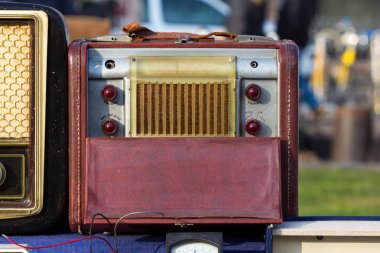 Vintage radyo tüp bir bit pazarı içinde