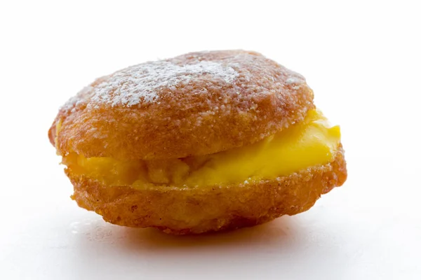 Handgemaakte krapfen gevuld met banketbakkersroom — Stockfoto