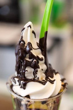 yoğurt ve çikolata dondurma