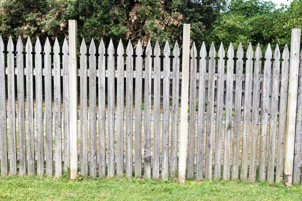 Valla de madera en el prado —  Fotos de Stock