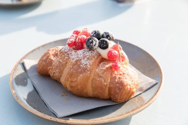 Böğürtlenli kremalı kruvasan