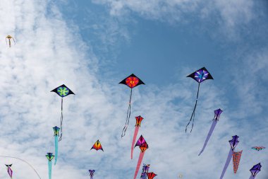 Mavi gökyüzü ve beyaz bulutlu uçurtmalar