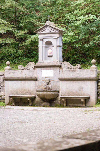 Ormanda taş çeşme