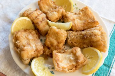 Limonlu ekmekli ve kızarmış tuzlu morina