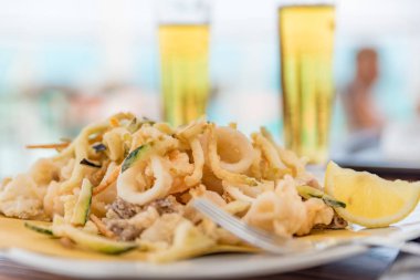 Kızarmış balık ve buz gibi bira.