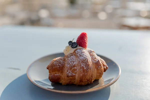 Croissants con bayas y crema — Foto de Stock