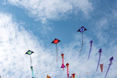 Mavi gökyüzü ve beyaz bulutlu uçurtmalar