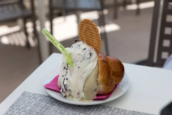 Brioche con gelato siciliano Foto Stock