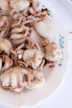 Izgara polipleri pişiriyorum.