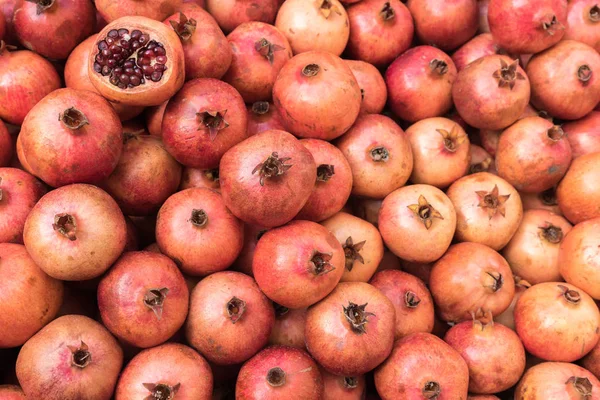 Haufen reifer Granatäpfel — Stockfoto