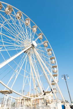 Mavi gökyüzü ile dönme dolap