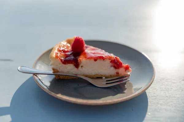 Fatia de bolo de framboesa semifreddo — Fotografia de Stock