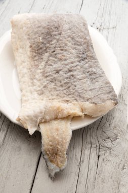 Çiğ tuzlanmış morina balığı dilimi.