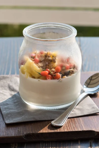 Jogurt s bobule blízko — Stock fotografie