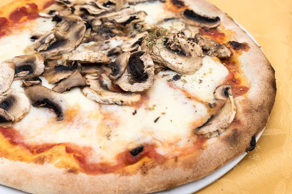 Pizza com vista para cogumelos — Fotografia de Stock