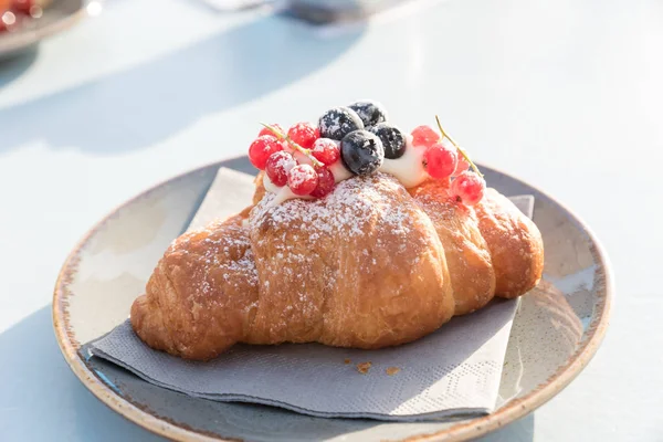 Böğürtlenli kremalı kruvasan