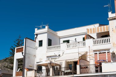 Çökmekte olan Sicilya binaları ön görünüm