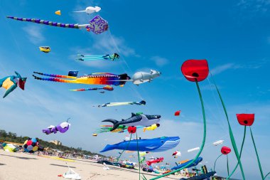 Mavi gökyüzü ve beyaz bulutlu uçurtmalar