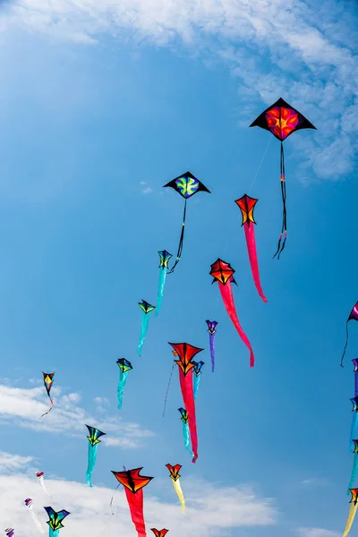 Pipas com céu azul e nuvens brancas — Fotografia de Stock