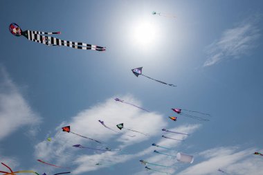 Mavi gökyüzü ve beyaz bulutlu uçurtmalar