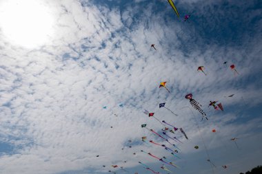 Mavi gökyüzü ve beyaz bulutlu uçurtmalar