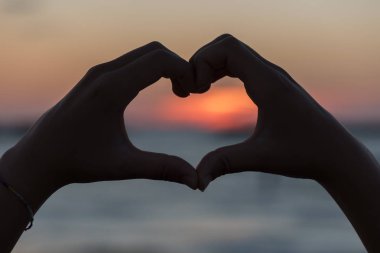 Şafakta elleriyle kalp