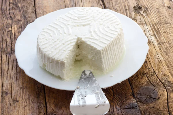 Sabroso queso Ricotta de vaca fresca —  Fotos de Stock