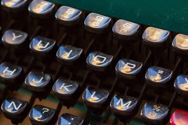 Vintage keyboards in a flea market — Stock Photo, Image