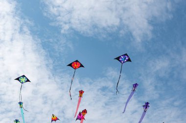 Mavi gökyüzü ve beyaz bulutlu uçurtmalar