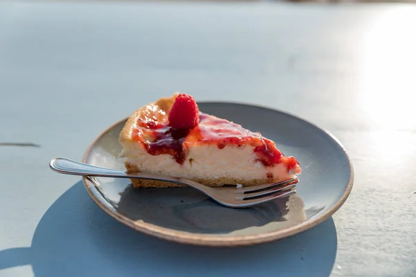 Egy szelet málna semifreddo torta — Stock Fotó