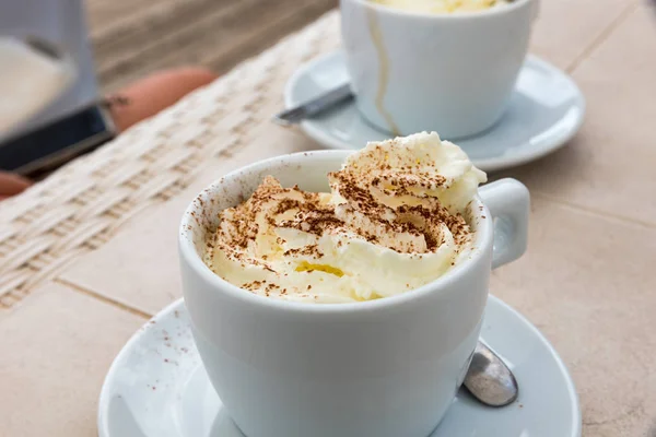 Kaffee mit Sahne und Kakaopulver — Stockfoto