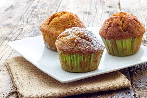 Muffins em uma mesa de madeira — Fotografia de Stock