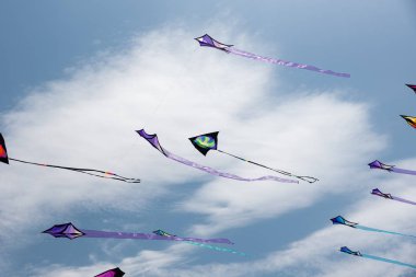 Mavi gökyüzü ve beyaz bulutlu uçurtmalar