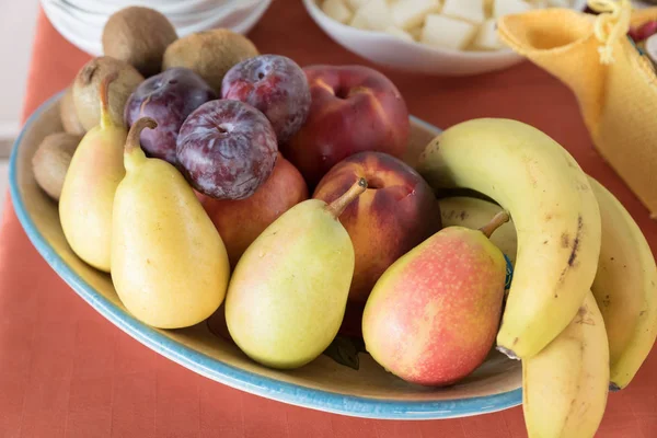 Вид на корзину с фруктами — стоковое фото