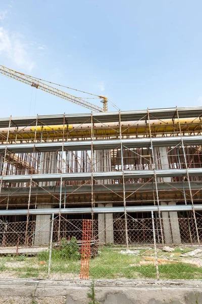 İskele ve bir şantiye Vinçler