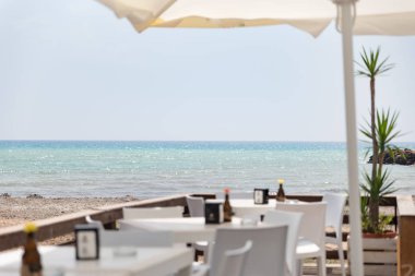 Deniz kıyısında bar