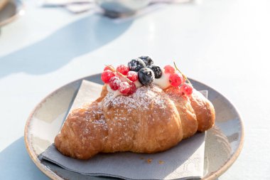 Böğürtlenli kremalı kruvasan