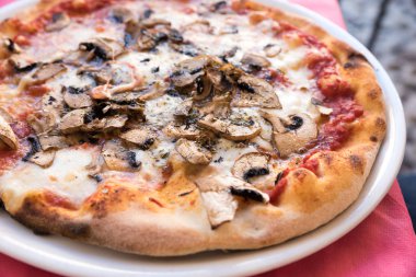 Pizza mantar manzaralı