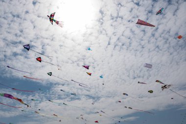 Mavi gökyüzü ve beyaz bulutlu uçurtmalar