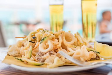 Kızarmış balık ve buz gibi bira.